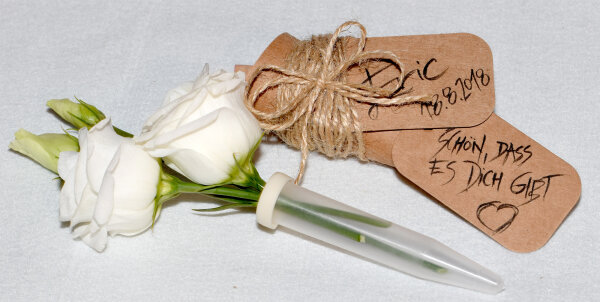 Tischkarte 2teilig mit Blumenröhrchen und Blumendekoration (2 Weiße Rosen)